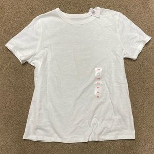 Old Navy women white tee. XS. NWT!